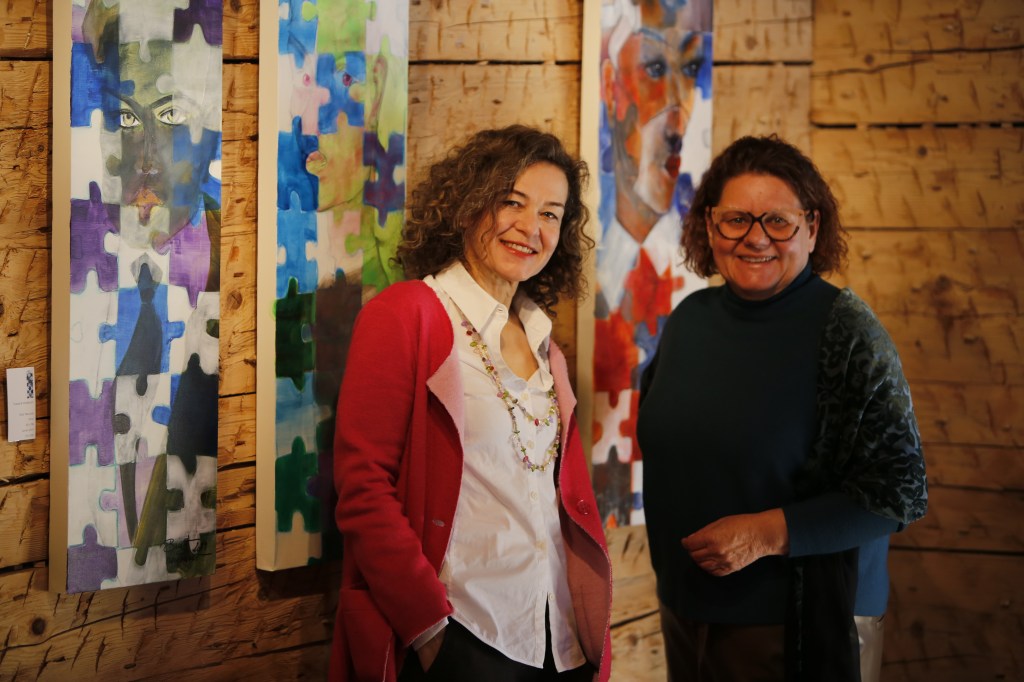 Galerie AugenBlick in Tannheim in Tirol. Erste Ausstellung mit Originalbilder von @birgitneururer und Texte von @elkeleithnersteiner