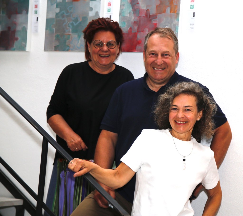 Malerin, Autorin und Gastgeber lächeln in die Kamera